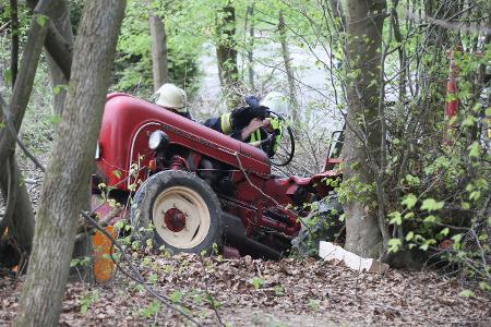 Arbeitsunfall mit rotem Porsche-Traktor