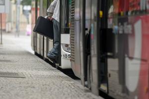 Arbeitsunfall auf dem Weg zum Bus