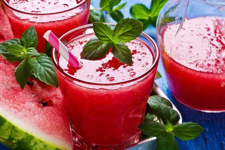 Besonders erfrischend ist der rote Smoothie mit Wassermelone und Himbeeren