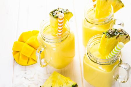 Der gelbe Smoothie mit Ananas und Mango ist ein wahrer Vitamin-Kick