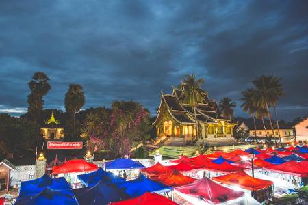 Zunächst geht die Reise allerdings nach Südostasien, genauer gesagt nach Laos. Das 45.000-Einwohner-Städtchen Luang Prabang ...