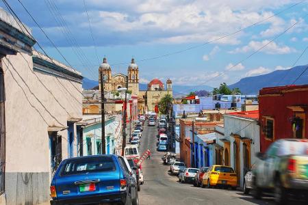 Oaxaca de Juárez liegt im Herzen Mexikos. Nicht nur die 255.000 Einwohner der Stadt können sich an den herrlichen Bauwerken ...