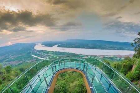 Von der Aussichtsplattform am Wat Pha Tak Suea - einem buddhistischen Tempel - genießt man einen wunderbaren Blick auf die u...