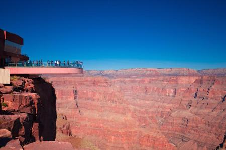 Hier sehen die Besucher Rot. Der Grand Canyon Skywalk befindet sich im Hualapai-Indianerreservat von Arizona. Auf einer Glas...