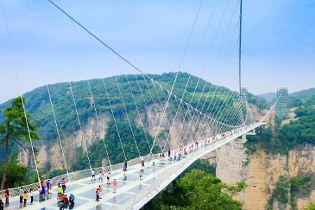 Mit 430 Metern Länge und einer Höhe von 260 Metern über dem Grund ist die Glasbrücke Zhangjiajie in China wohl eine der spek...