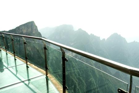 1.400 Meter geht es hier in die Tiefe. Der Glasboden des Skywalks am Berg Tianmen ist nichts für schwache Nerven. Wer es tro...