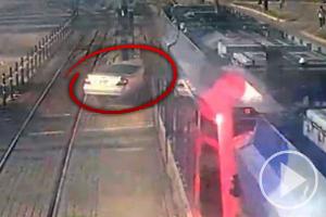 Video: Straßenbahn reißt Auto fast auseinander vdt