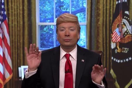 Schnute passt, Haare sitzen, Hände gestikulieren wild - Jimmy Fallon imitiert Donald Trump immer wieder gekonnt in seiner 