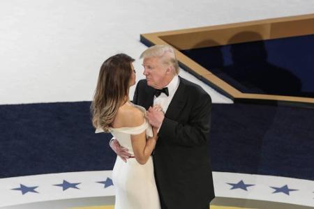 Wenig später schwofte er mit seiner Herzensdame den traditionellen Präsidenten-Tanz auf dem Inauguration-Ball - ein Brauch a...