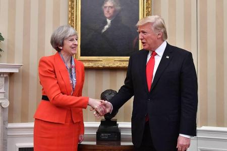 Nach genau einer Woche empfing Trump die britische Premierministerin Theresa May im Weißen Haus. Traditionell gilt das Verei...
