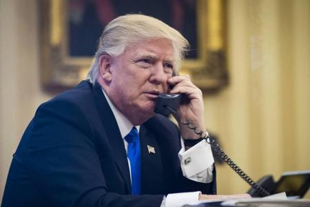 Einen Tag später hatte Trump ein Date mit der deutschen Bundeskanzlerin Angela Merkel - am Telefon. Nach dem Gespräch betont...