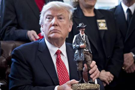 Auch Geschenke bekam Trump bereits. Diese Figur überreichten ihm einige Sheriffs bei ihrem Besuch im Oval Office. Vor allem ...