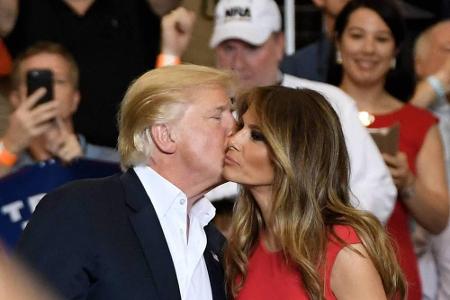 Und zwischendrin: immer wieder Wahlkampf. Obwohl längst vereidigt, überrascht Trump ab und an mit seltsamen Auftritten. Hier...