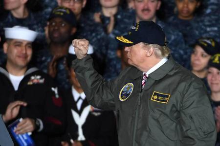 Donald Trump in Soldaten-Pose. Ähnliche Bilder kennen wir bereits von George W. Bush und auch von Barack Obama. Bei Militär-...