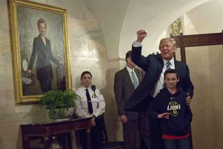 Er kann auch witzig: Hier begrüßt Trump am 7. März die ersten Touristen, die nach seinem Amtseid eine Führung durch das Weiß...