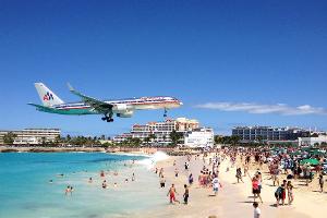 Touristin in der Karibik von Flugzeug-Turbine weggeblasen 