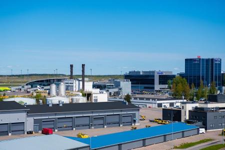 Der beste Flughafen der Welt ist der Helsinki-Vantaa Airport in Finnland. Er bekam von den Usern mit Abstand die höchste Not...