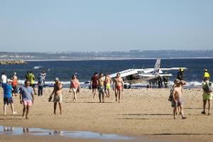 Kleinflugzeug stürzt auf Strand