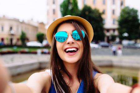 Selfies sind seit langem in der Mitte der Gesellschaft angekommen. Das beweist schon die Tatsache, dass am 21. Juni der Selfies sind seit langem in der Mitte der Gesellschaft angekommen. Das beweist schon die Tatsache, dass am 21. Juni der