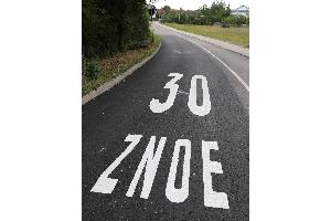 Peinlich: Firma vermalt sich bei Straßenaufschrift 