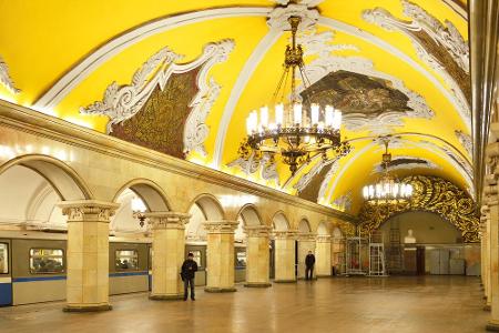 Unter der russischen Mega-Metropole geht es prunkvoll zu. 1952 wurde die Station Komsomolskaja eröffnet. Hier regieren Marmo...