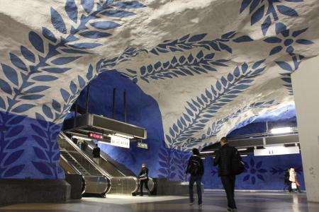 Die Station T-Centralen bildet den Knotenpunkt der drei U-Bahn-Linien unter Stockholm. Gleich mehrere Haltestellen unter der...