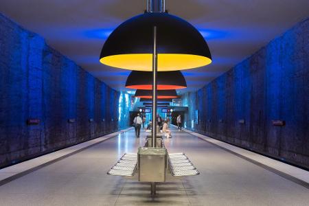 Auch in Deutschland gibt es viele schöne U-Bahnhöfe. Einer davon ist die Station Westfriedhof in München. Die elf riesigen L...