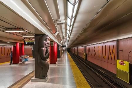 Wer das Royal Ontario Museum im kanadischen Toronto besichtigen will, wird bereits an der U-Bahn-Station standesgemäß begrüß...