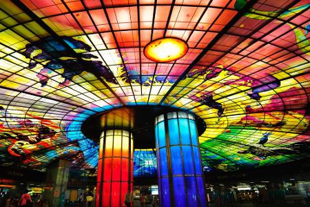 Die Station Formosa Boulevard in Kaohsiung, Südtaiwan, sorgt definitiv für einen Wow-Effekt! Optisches Highlight ist der bun...