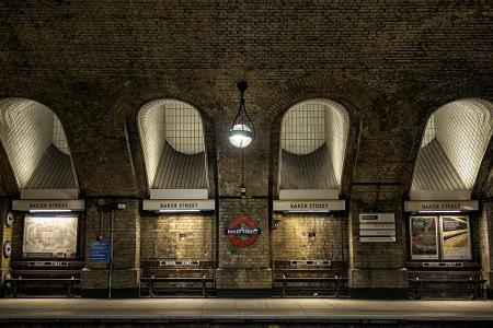 Mehr Tradition geht nicht! Die Station Baker Street in London wurde bereits 1863 (!) eröffnet. Aus nahezu jeder Ritze strömt...