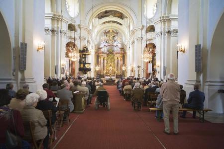 Religiöse Zusammenkunft zum Gottesdienst Wallfahrtskirche in Dreieichen