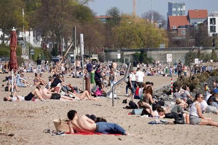 An diesen Orten verstoßen Menschen gegen die Corona-Maßnahmen Elbstrand Hamburg