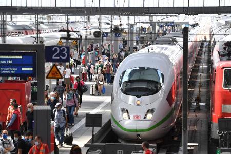 Die Deutsche Bahn erhöht die Sicherheitskräfte an Bahnhöfen wegen Einhaltung der Maskenpflicht