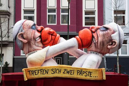 Rosenmontag Düsseldorf Karnevalszug Papst Franziskus und Papst Benedikt XVI