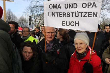 Hamburg Fridays for Future Oma und Opa Plakat Demo Streik