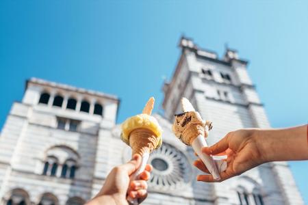 Ob Schoko, Joghurt oder Haselnuss: Eis-Fans können die Schleckerei jetzt wieder unter freiem Himmel statt in der Eisdiele ge...