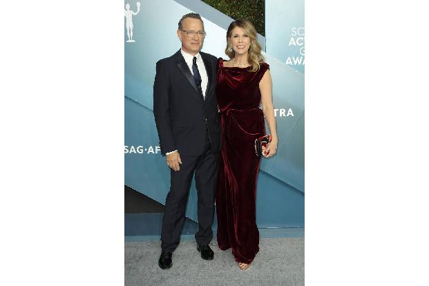 Tom Hanks war der erste internationale Promi, der sich mit dem Virus infizierte. Auch seine Frau Rita Wilson erkrankte. Seit...