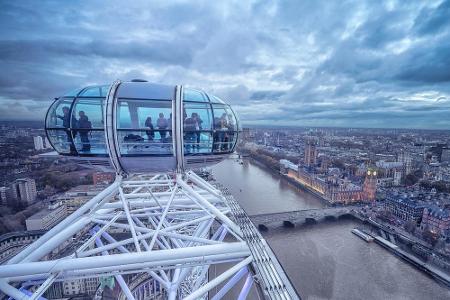 Das London Eye etwa. Ja, das 135 Meter hohe Riesenrad bietet in der Theorie einen tollen Blick über die Stadt. Kosten von kn...