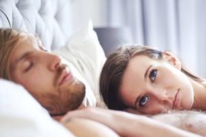 8 Anzeichen, dass Ihr Partner eine Niete im Bett ist