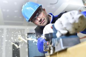Kopfschutz und Schutzbrille bleiben für Arbeitssicherheit unerlässlich