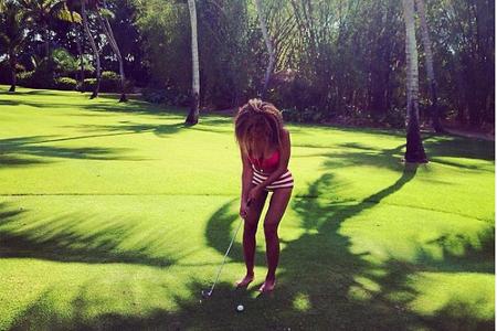 Beim Golfen ließ sich Beyoncé im knappen Outfit ablichten. Doch statt ihrer Kurven sieht man plötzlich eine 