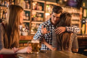 10 Anzeichen dafür, dass Ihr Partner noch an der Ex hängt
