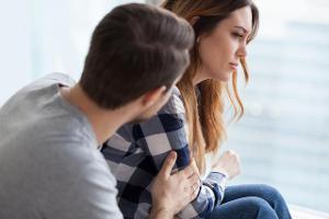 Wie Sie einem depressiven Partner helfen können