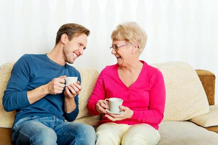 Von einer Angleichung profitieren viele Rentnerinnen, die für ihre Kindererziehungszeit Mütterrente erhalten. Künftig soll es keine Rolle mehr spielen, ob die Kinder vor 1992 oder danach geboren wurden. Wer früher Kinder bekommen hat, kann so mit mehr Geld rechnen.