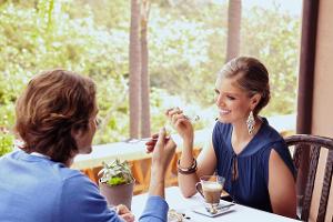 So versuchen Frauen Männer zu beeindrucken