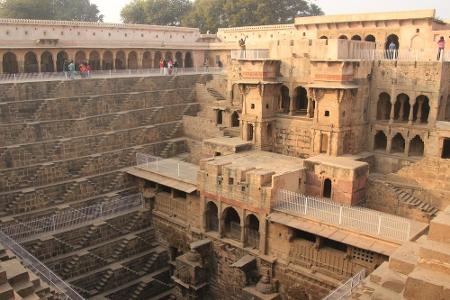 Dieses Loch ist mehr als 1000 Jahre alt und liegt in Indien. Zur Monsunzeit füllt sich der Stufenbrunnen 