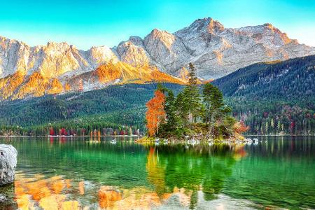 ... in Bayern! Unterhalb der Zugspitze im Wettersteingebirge gelegen, schlummert der Eibsee und scheint nur auf Frodo und se...