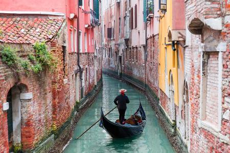 Keine Kreuzfahrtschiffe, keine Gondelfahrten - der Tourismus in Venedig liegt momentan brach. Wo könnte man eine Stadt finde...