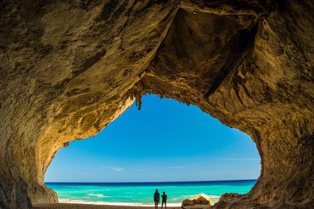 Die Cala Luna besticht nicht nur durch ihre Form, sondern besonders durch das türkise Wasser und den Sandstrand. Weil die Bu...