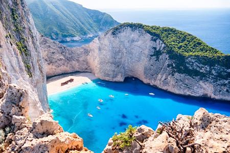 Die Schmugglerbucht auf der Insel Zakynthos in Griechenland trägt nicht umsonst diesen Namen. Einst zerschellte ein Schiff m...